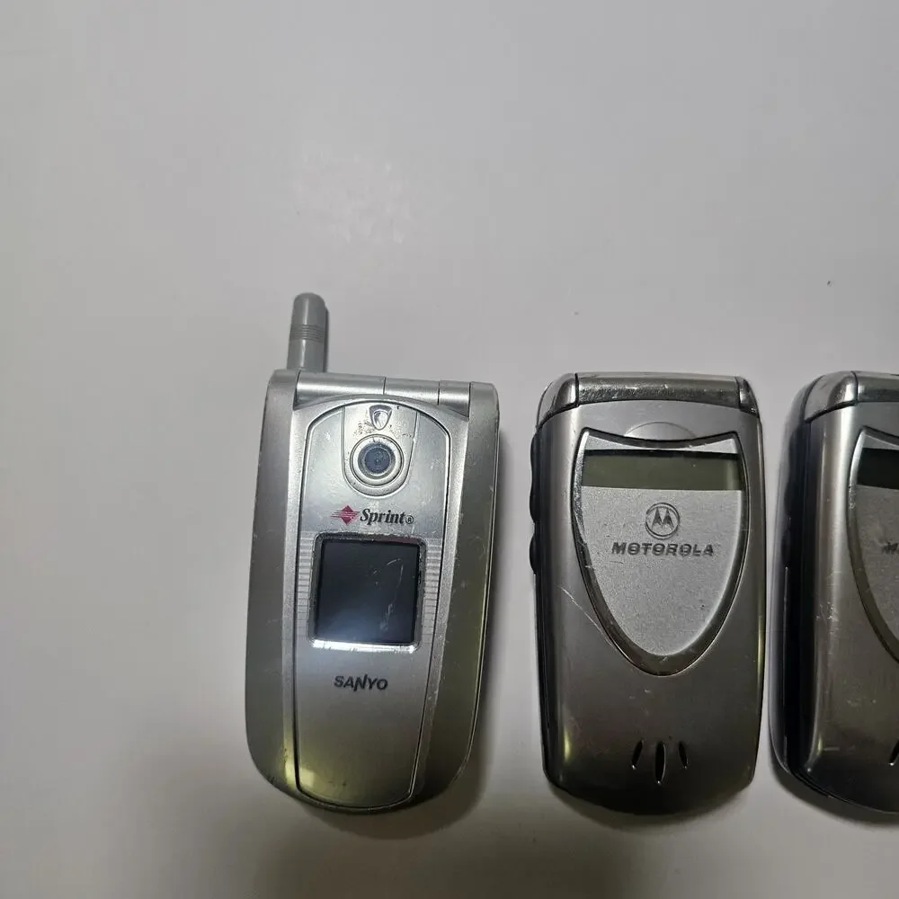 Lot Of 4 Vintage Flip Phones And One Standard Motorola Sanyo Silver Black